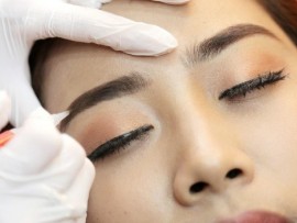 Phương pháp sử dụng máy laser xoá xăm chân mày
